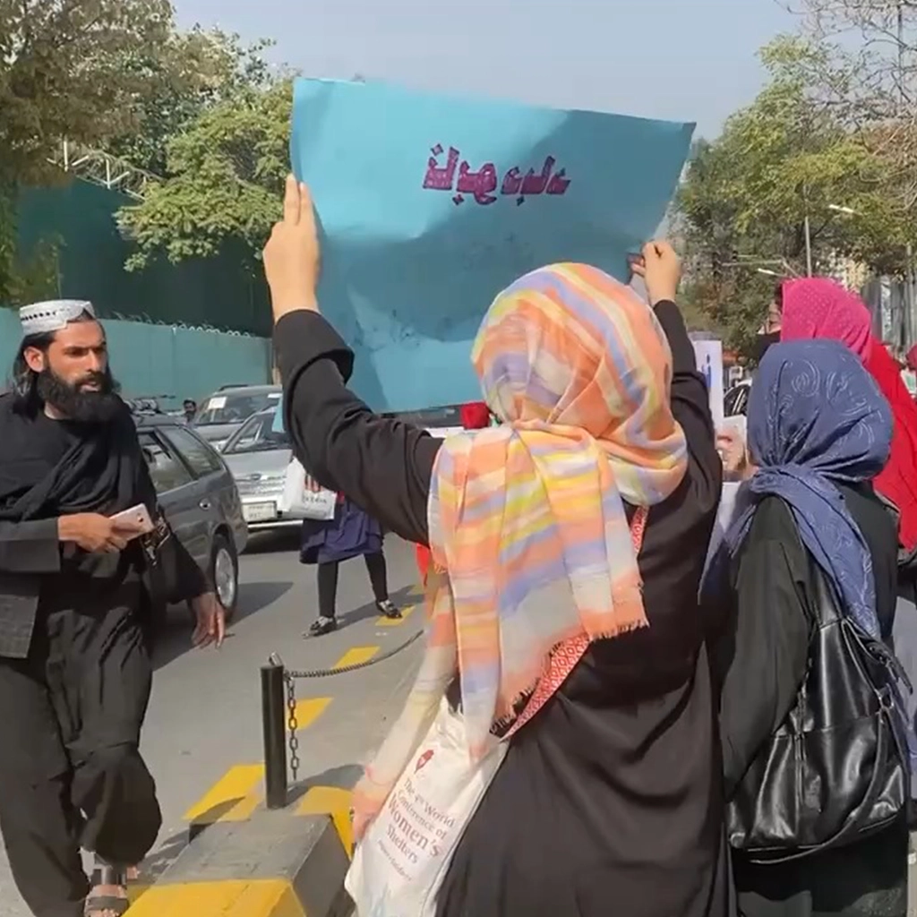 You are currently viewing حق کار زنان در افغانستان در پرتو قوانین ملی و تعهدات حقوق بشر بین‌المللی